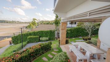 Vila (702) | Pemandangan taman