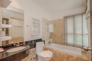 Vila (702) | Kamar mandi | Bathtub dan shower terpisah dan perlengkapan mandi gratis