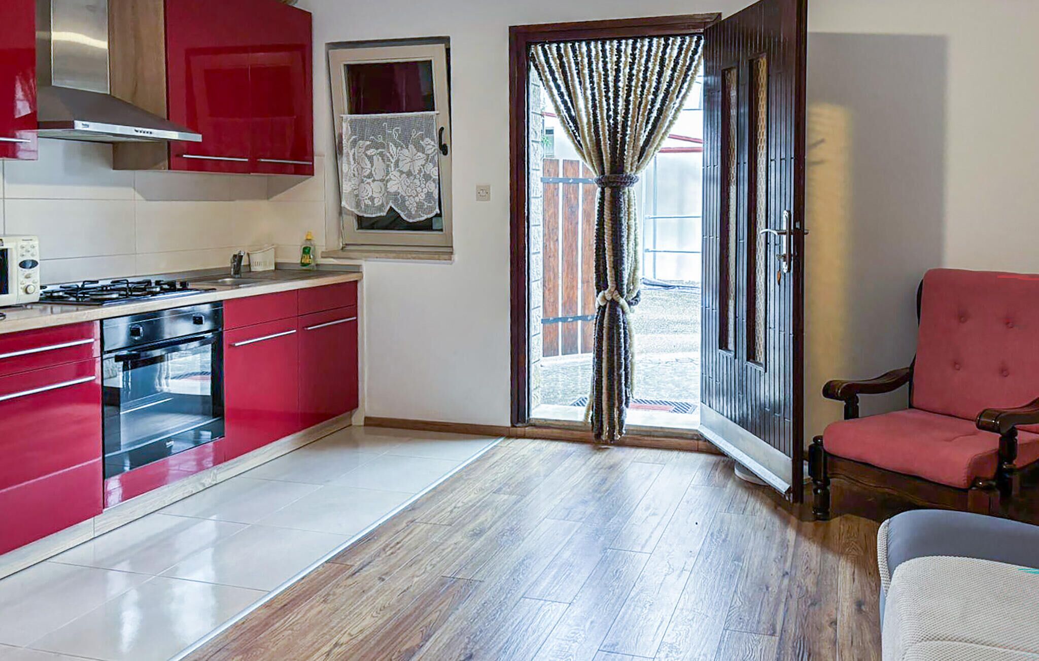 ثلاجة، فرن، موقد طهي مسطح، غسالة أطباق