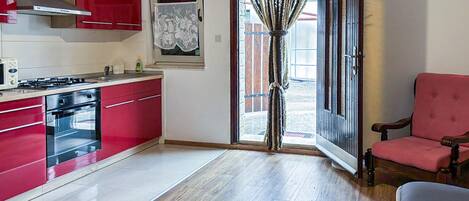 Jääkaappi, uuni, liesi, astianpesukone