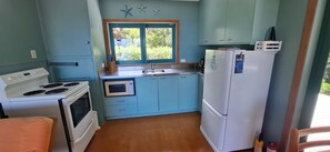 Kylskåp, mikrovågsugn, ugn och kaffe- och tebryggare