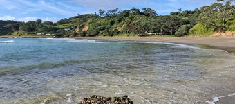 Classic Kiwi Bach – Moureeses Bay