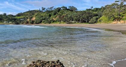 Classic Kiwi Bach – Moureeses Bay