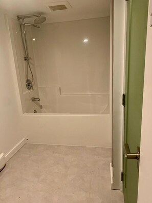 Sèche-cheveux, serviettes fournies, savon, papier toilette