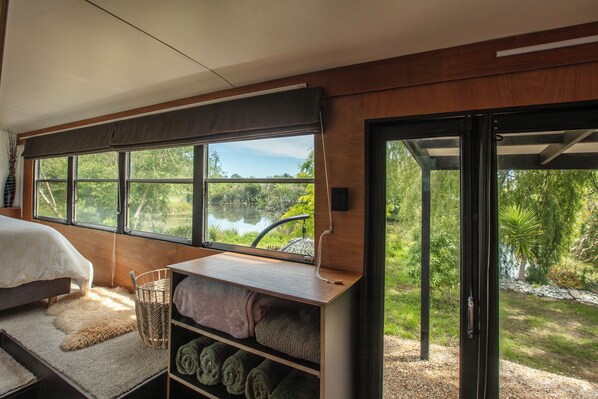 Bed sheets - Relaxing HouseBus Stay Pohara Golden Bay (Pōhara)