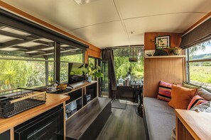 Living area - Relaxing HouseBus Stay Pohara Golden Bay (Pōhara)