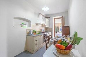 Family Apartment, Multiple Bedrooms, 2 Bathrooms (Great Panoramic View Pino Pool&Relax) | Private kitchenette | Fridge, microwave, oven, stovetop - Amazing View Laporecchio Hills (Lamporecchio)