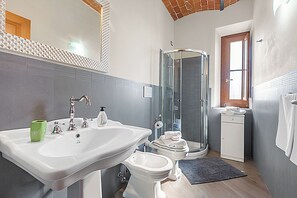 패밀리 아파트, 침실 여러 개, 욕실 2개, 산비탈 (Great Panoramic View Pino Pool&Relax) | 욕실 | 샤워 시설, 비데, 타월, 비누