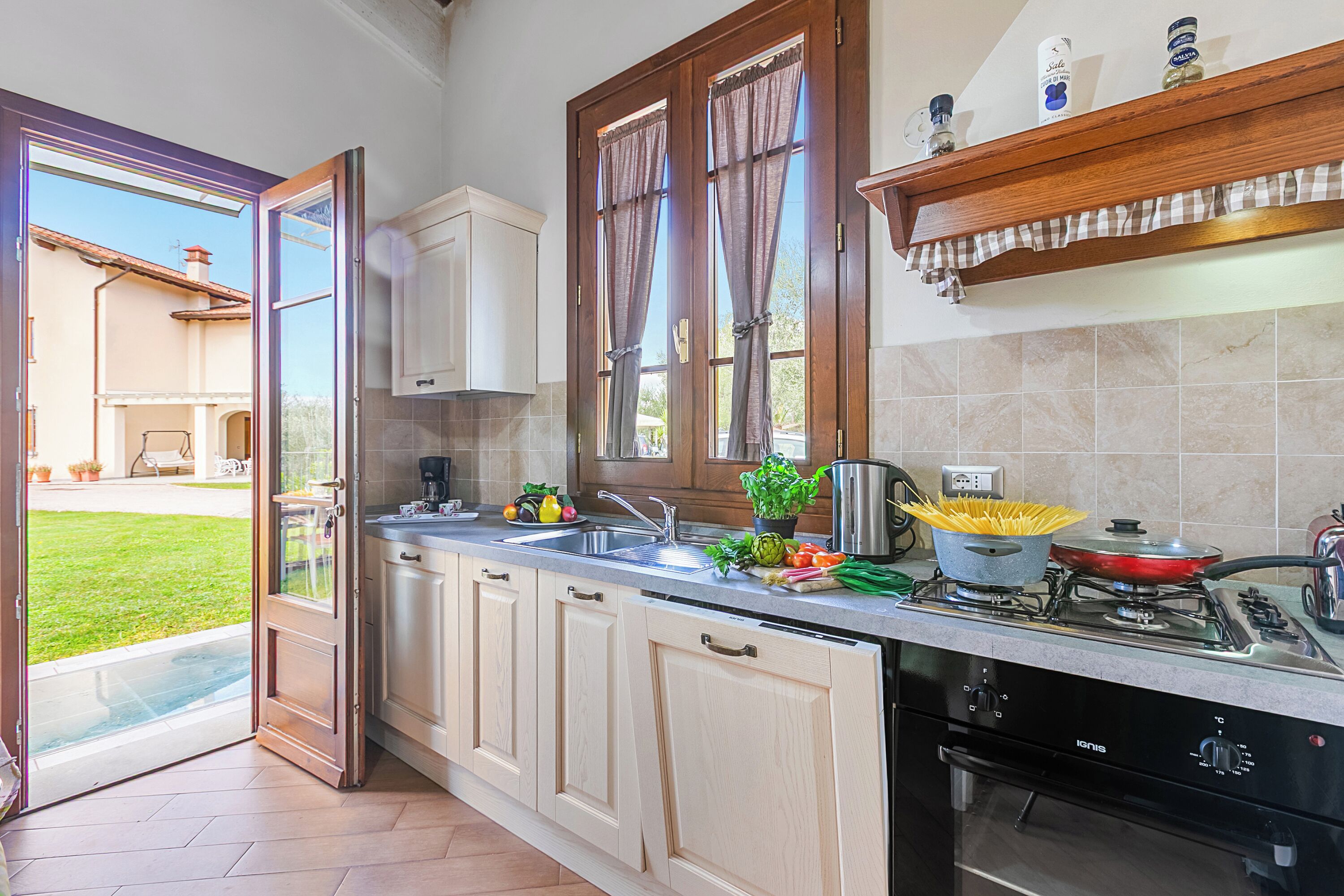 Lemari es, microwave, oven, dan kompor