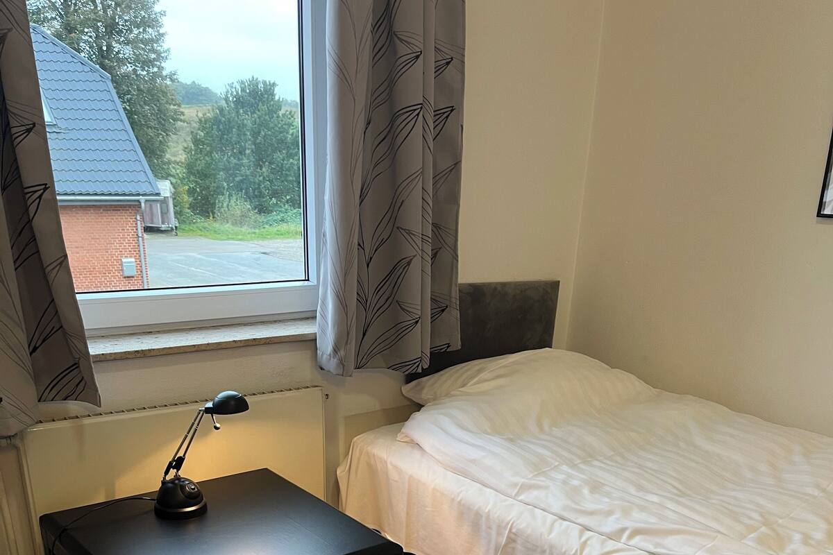 Basic Twin Room | Iron/ironing board, free WiFi