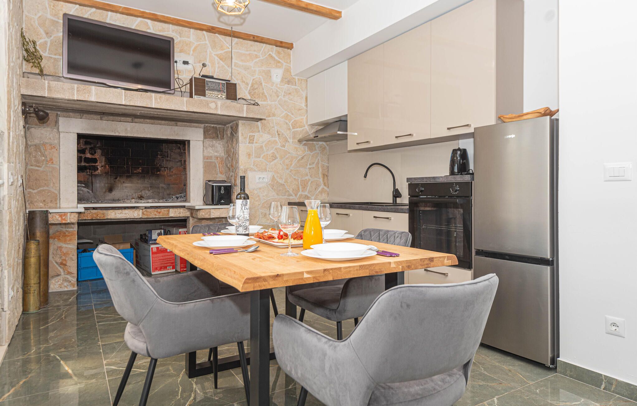 Fridge, oven, stovetop, dishwasher