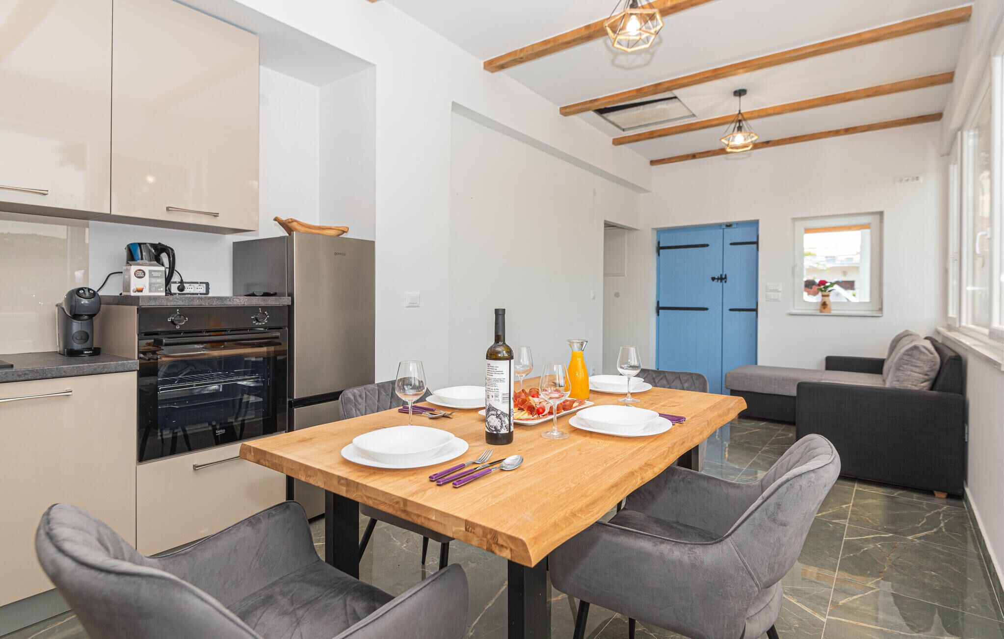 Fridge, oven, stovetop, dishwasher