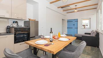 Fridge, oven, stovetop, dishwasher