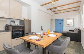 Fridge, oven, stovetop, dishwasher