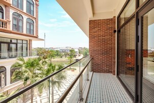 Deluxe Double or Twin Room, Balcony | Premium bedding, Select Comfort beds, blackout drapes, soundproofing