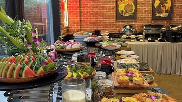 Daily cooked-to-order breakfast for a fee