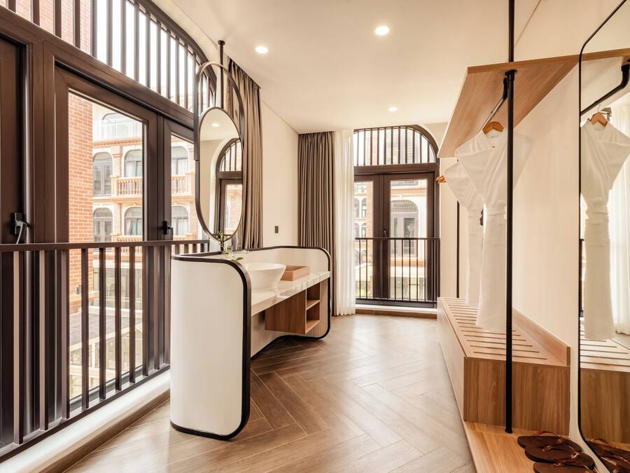 Deluxe Room, 1 King Bed | Premium bedding, Select Comfort beds, blackout drapes, soundproofing
