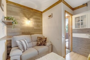 Familienapartment, Mehrere Schlafzimmer (Abeti Mountain View) | Wohnbereich | 21-Zoll-Smart-TV mit Digitalempfang