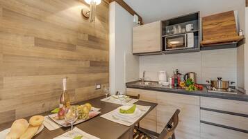 Family Apartment, Multiple Bedrooms (Abeti Mountain View) | Dining