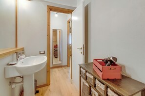 Apartamento familiar, varias habitaciones (Abeti Mountain View) | Baño | Ducha, secador de pelo, bidé y toallas