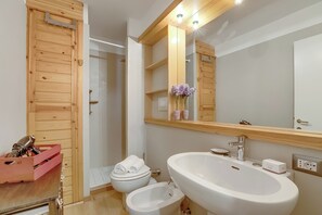 Apartamento familiar, varias habitaciones (Abeti Mountain View) | Baño | Ducha, secador de pelo, bidé y toallas