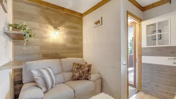 Apartemen Keluarga, beberapa kamar (Abeti Mountain View) | Area keluarga | Smart TV 21-inci dengan saluran TV digital