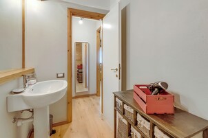 Apartamento família, vários quartos (Abeti Mountain View) | Banheiro | Chuveiro, secador de cabelo, bidê, toalhas de banho