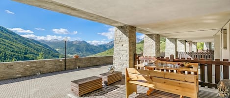 Perhehuoneisto, useita makuuhuoneita (Abeti Mountain View) | Ulkoruokailutilat
