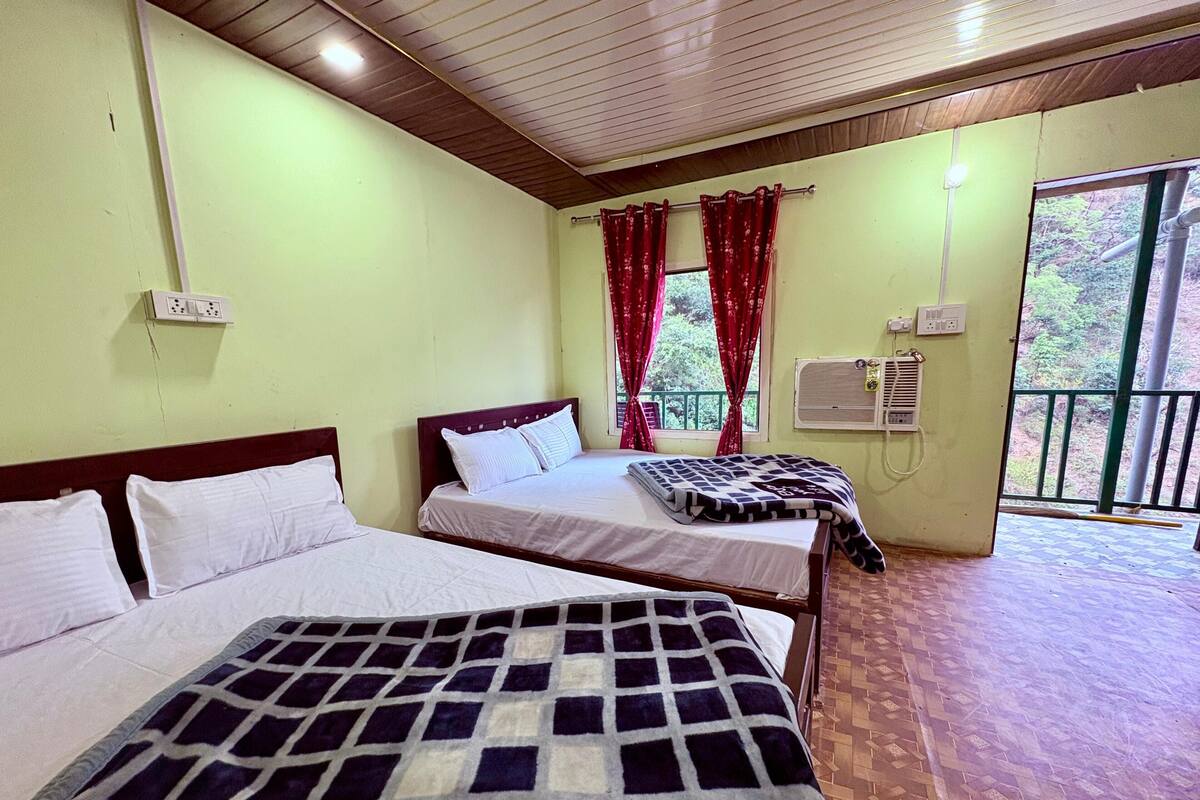 Deluxe Tent | Desk, free WiFi