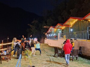 تناول الطعام بالخارج