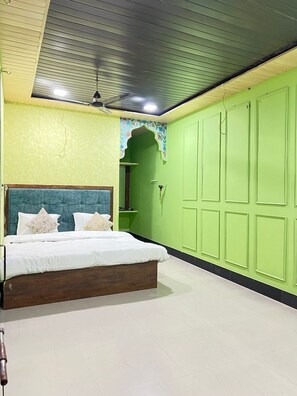 Työpöytä, kannettavalle tietokoneelle sopiva työtila, ilmainen Wi-Fi