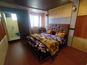 Quarto casal luxo, vista para a montanha | Escrivaninha, Wi-Fi de cortesia