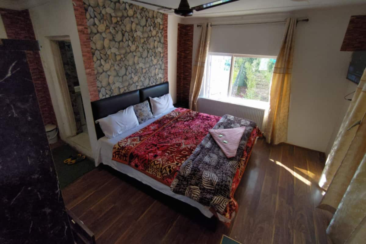 Quarto casal luxo, vista para a montanha | Escrivaninha, Wi-Fi de cortesia