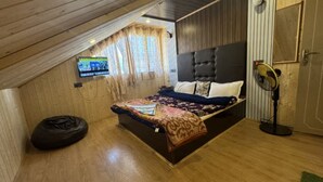 Desk, free WiFi - The Gulmarg Gateway Resort Tanmarg (Baramula)