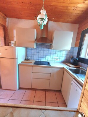 Fridge, microwave, oven, coffee/tea maker