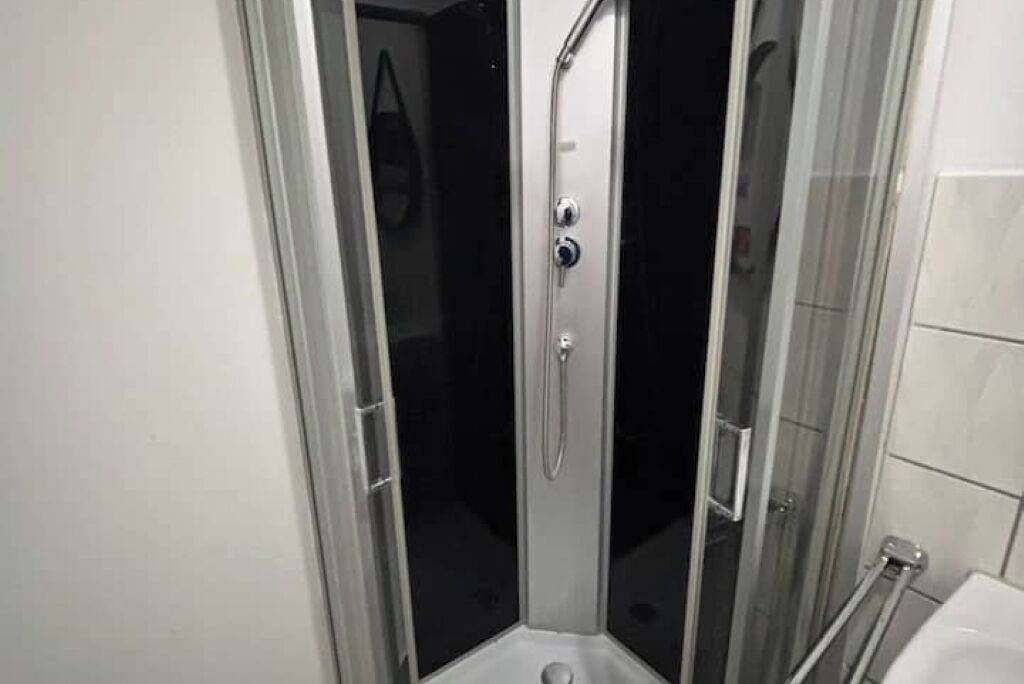 Dusche, Haartrockner, Handtücher, Toilettenpapier