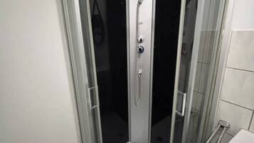 Dusche, Haartrockner, Handtücher, Toilettenpapier