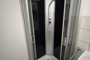 Dusche, Haartrockner, Handtücher, Toilettenpapier