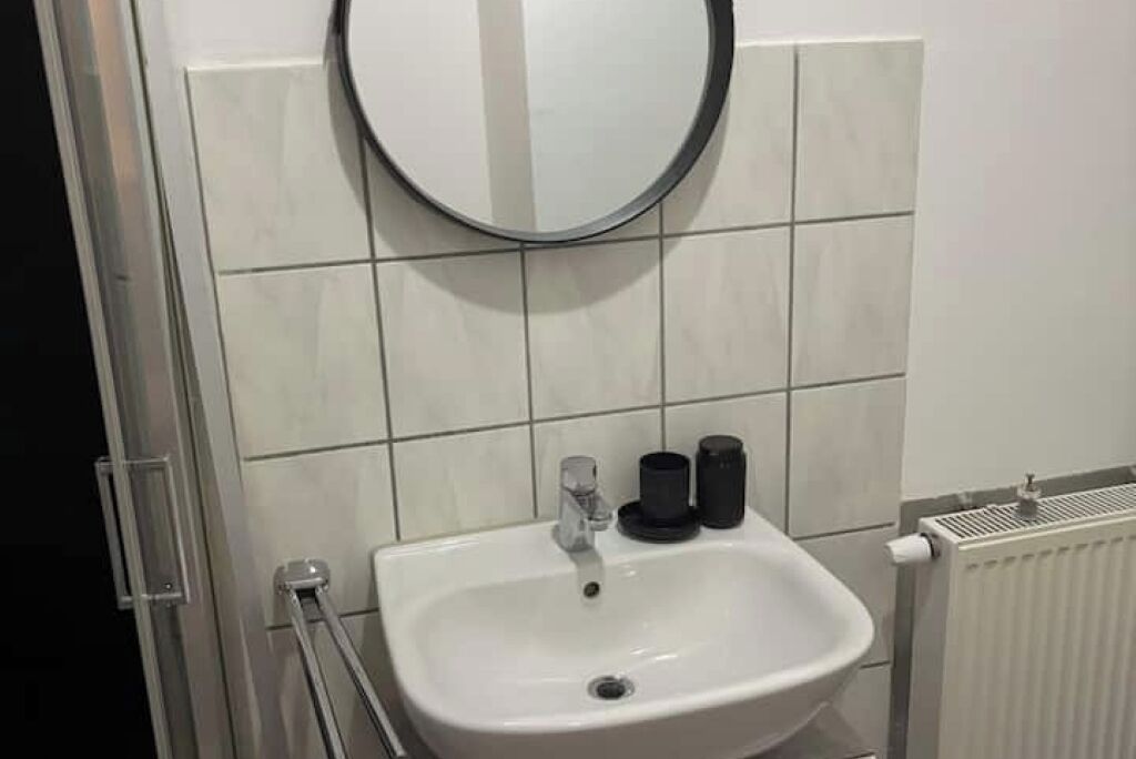 Dusche, Haartrockner, Handtücher, Toilettenpapier