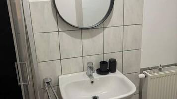 Dusche, Haartrockner, Handtücher, Toilettenpapier