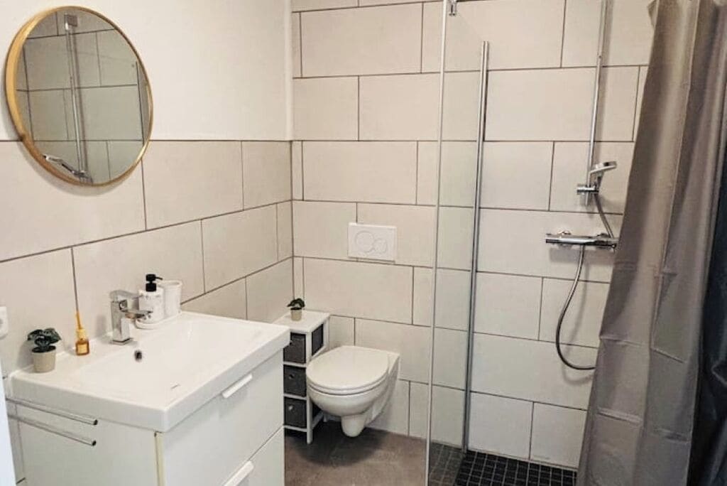 Dusche, Haartrockner, Handtücher, Toilettenpapier