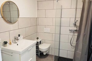 Dusche, Haartrockner, Handtücher, Toilettenpapier