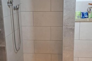 Shower, hair dryer, towels, toilet paper - Emsquartier 1 (Emsdetten)
