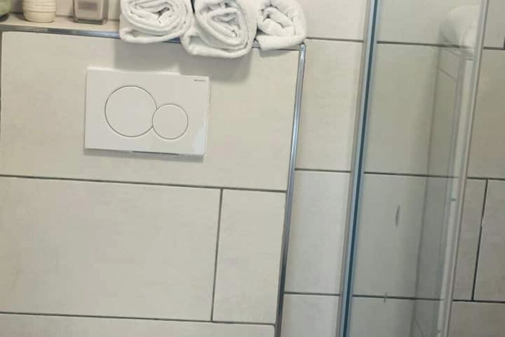 Dusche, Haartrockner, Handtücher, Toilettenpapier
