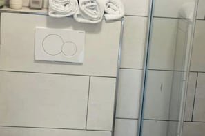 Dusche, Haartrockner, Handtücher, Toilettenpapier