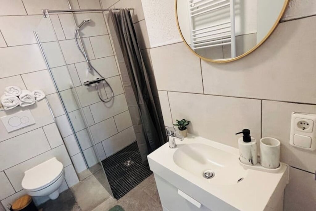 Een douche, een haardroger, handdoeken, toiletpapier