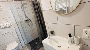 تجهيزات دش، مجففات شعر، مناشف، ورق حمّام