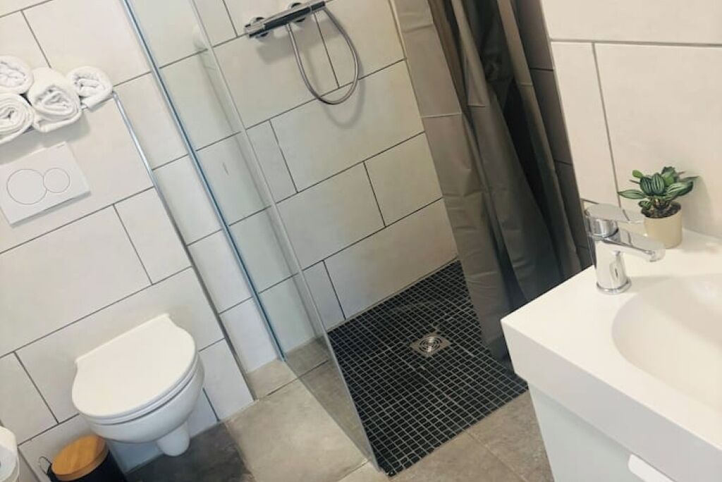Dusche, Haartrockner, Handtücher, Toilettenpapier
