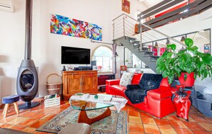 TV - Awesome home in Six-Fours-les-Plages (Six-Fours-les-Plages)