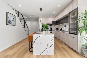 Private kitchen - Luxurious 5BD-5BA Home w/Rooftop & optional Swim Spa- 5mins from Downdown Dallas (Dallas)